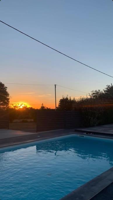 Villa Loue Ancien Moulin A Vent Avec Piscine Et Jacuzzi Neuvy-Bouin Exterior foto
